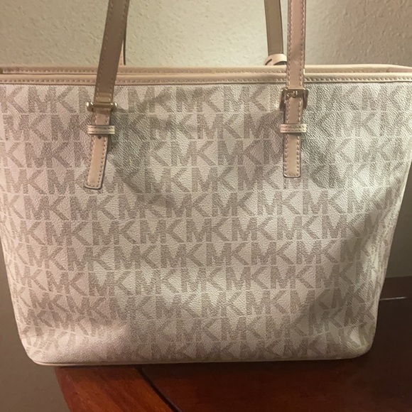 Micheal Kors Tote - Picture 4 of 15
